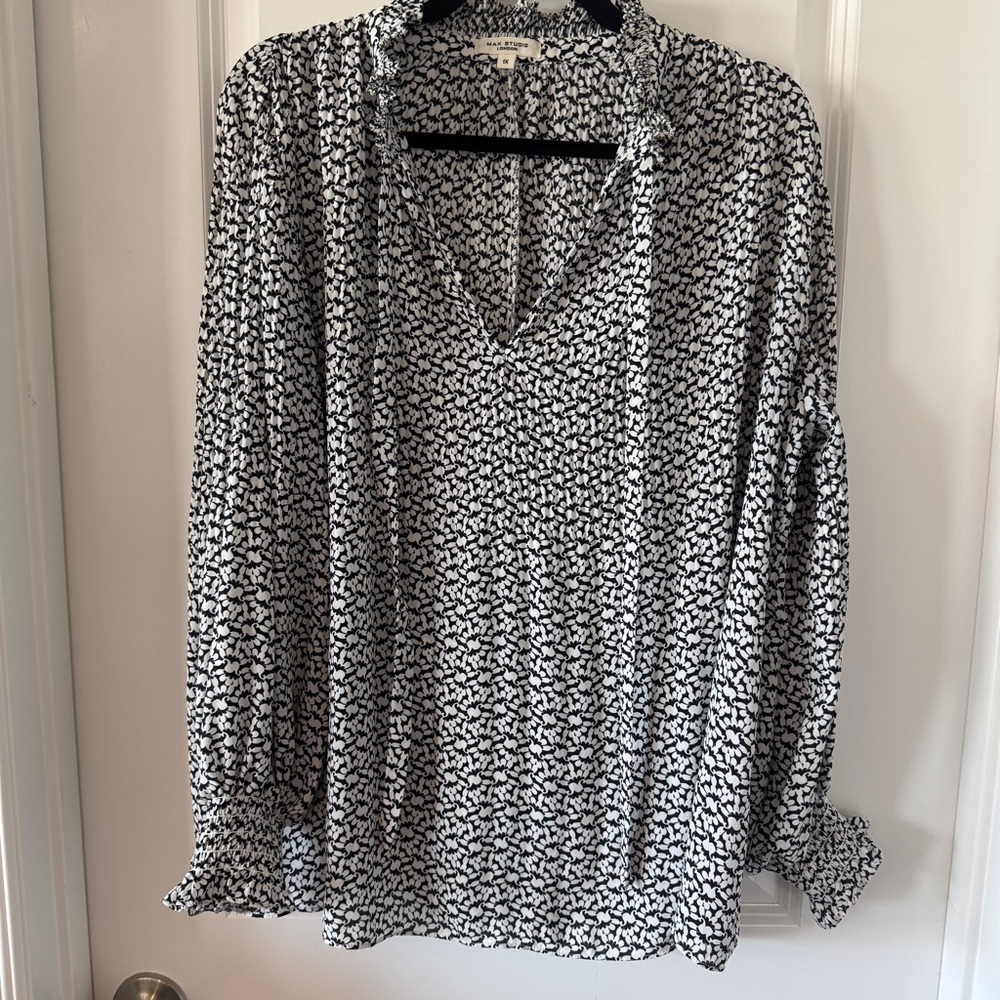 Max Studio Black and White Patterned Blouse‎